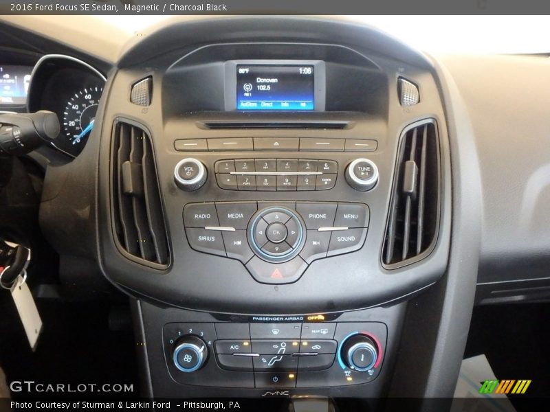 Magnetic / Charcoal Black 2016 Ford Focus SE Sedan