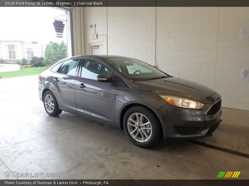 Magnetic / Charcoal Black 2018 Ford Focus SE Sedan