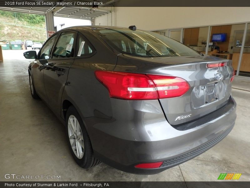 Magnetic / Charcoal Black 2018 Ford Focus SE Sedan