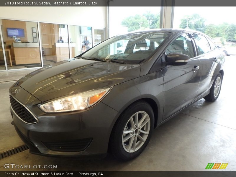 Magnetic / Charcoal Black 2018 Ford Focus SE Sedan