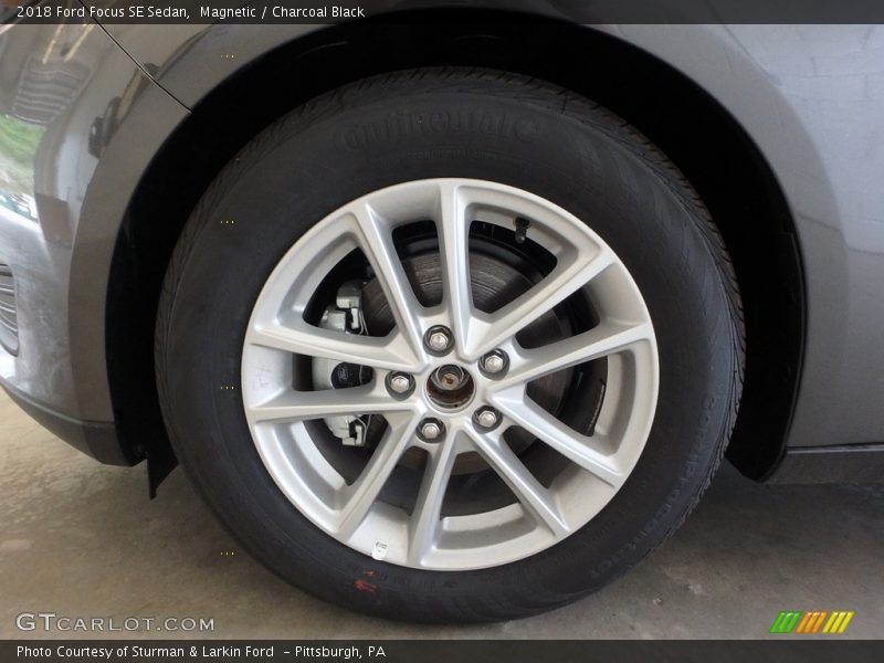 Magnetic / Charcoal Black 2018 Ford Focus SE Sedan