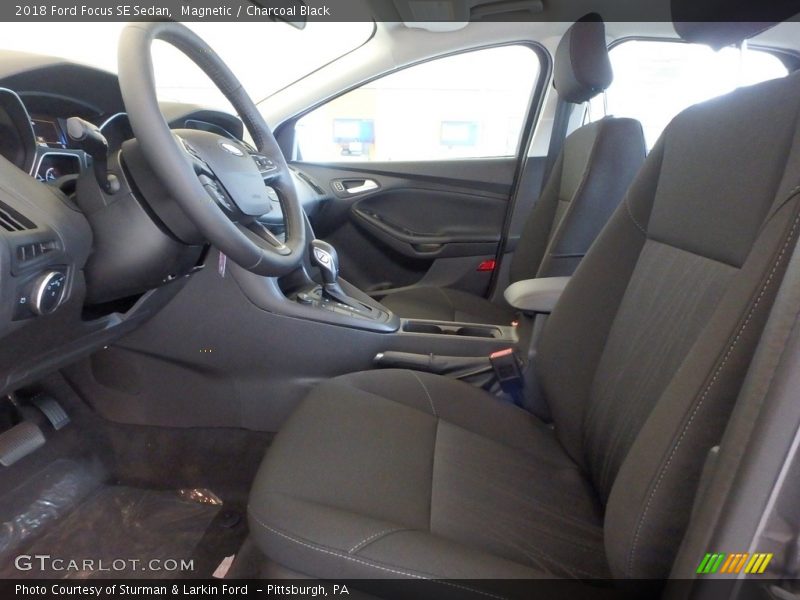 Magnetic / Charcoal Black 2018 Ford Focus SE Sedan