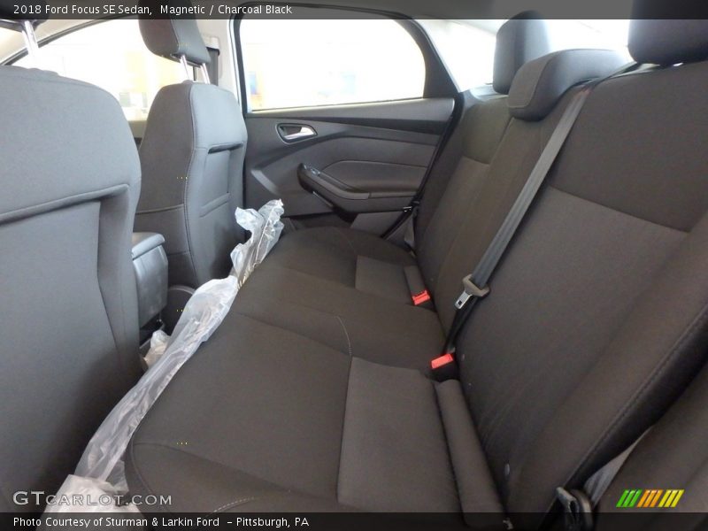 Magnetic / Charcoal Black 2018 Ford Focus SE Sedan