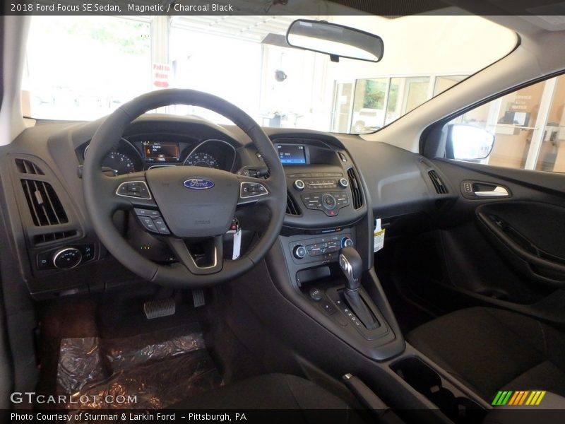 Magnetic / Charcoal Black 2018 Ford Focus SE Sedan