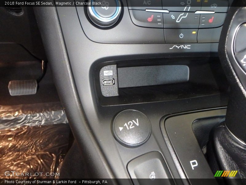 Magnetic / Charcoal Black 2018 Ford Focus SE Sedan