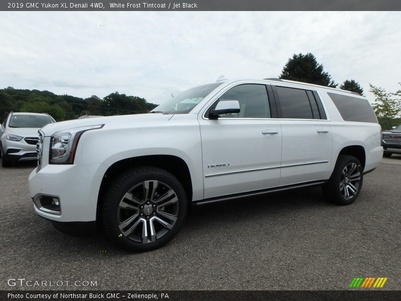 Front 3/4 View of 2019 Yukon XL Denali 4WD