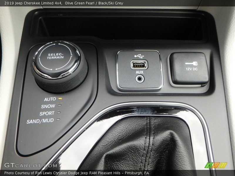 Olive Green Pearl / Black/Ski Grey 2019 Jeep Cherokee Limited 4x4