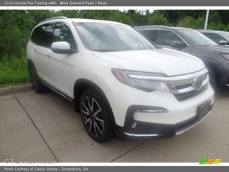 Front 3/4 View of 2019 Pilot Touring AWD