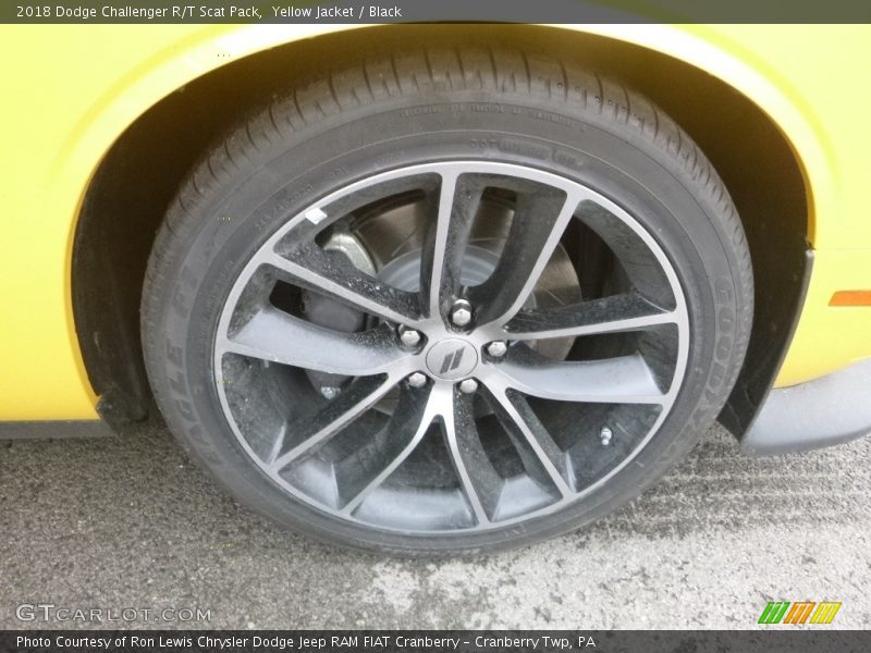 Yellow Jacket / Black 2018 Dodge Challenger R/T Scat Pack