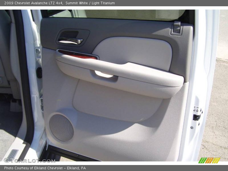 Summit White / Light Titanium 2009 Chevrolet Avalanche LTZ 4x4