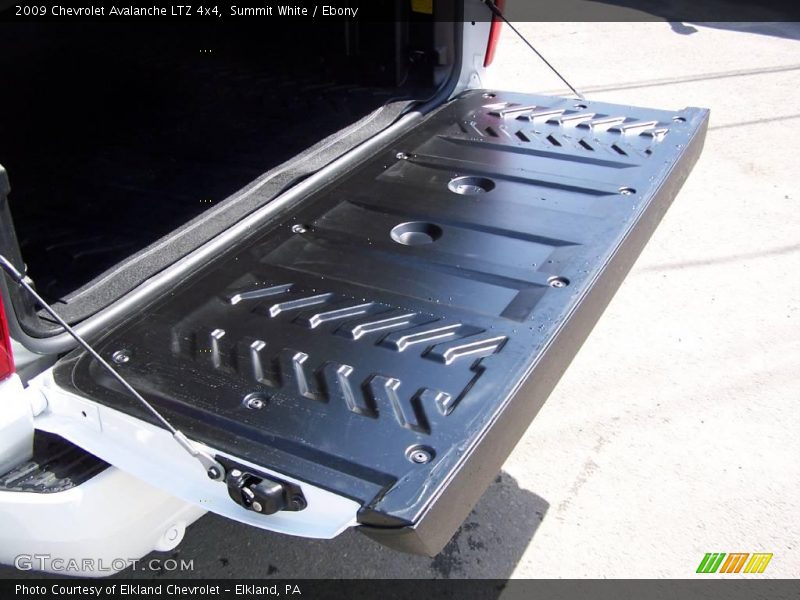 Summit White / Ebony 2009 Chevrolet Avalanche LTZ 4x4