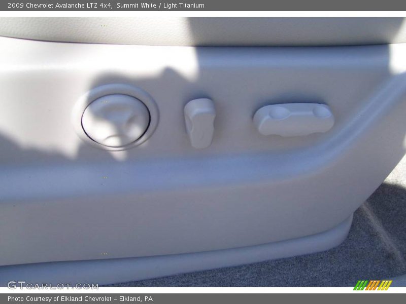 Summit White / Light Titanium 2009 Chevrolet Avalanche LTZ 4x4
