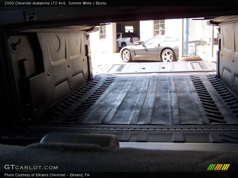 Summit White / Ebony 2009 Chevrolet Avalanche LTZ 4x4
