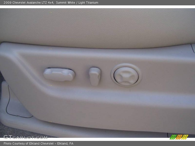 Summit White / Light Titanium 2009 Chevrolet Avalanche LTZ 4x4