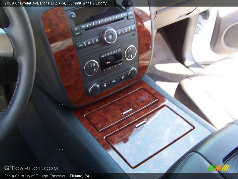 Summit White / Ebony 2009 Chevrolet Avalanche LTZ 4x4