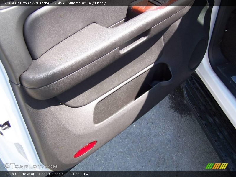 Summit White / Ebony 2009 Chevrolet Avalanche LTZ 4x4