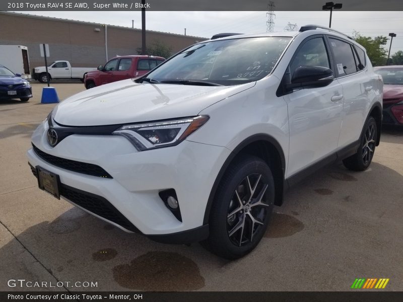 Super White / Black 2018 Toyota RAV4 SE AWD