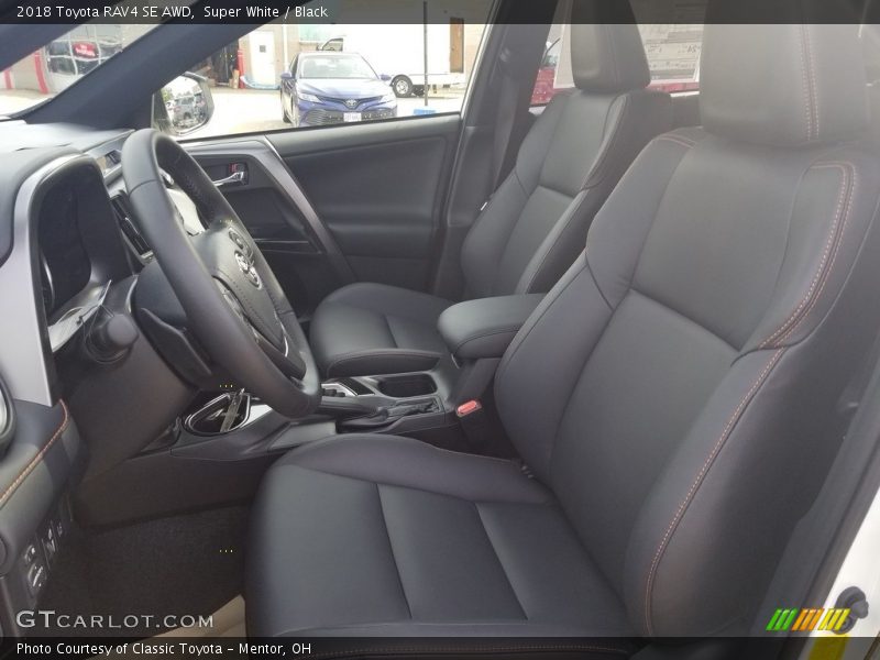 Super White / Black 2018 Toyota RAV4 SE AWD