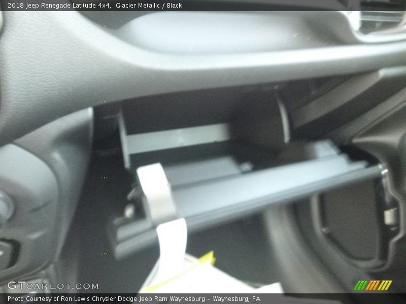 Glacier Metallic / Black 2018 Jeep Renegade Latitude 4x4
