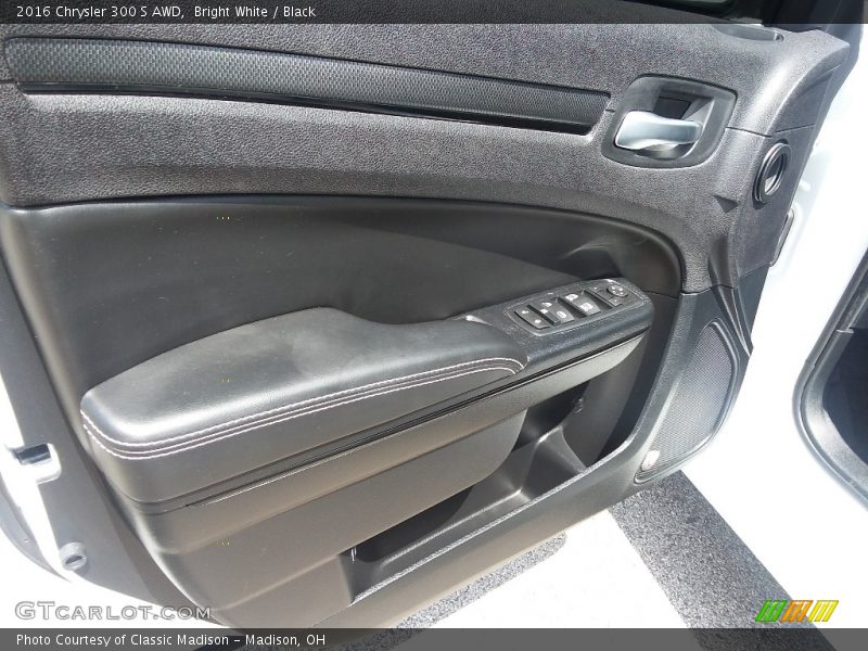 Bright White / Black 2016 Chrysler 300 S AWD