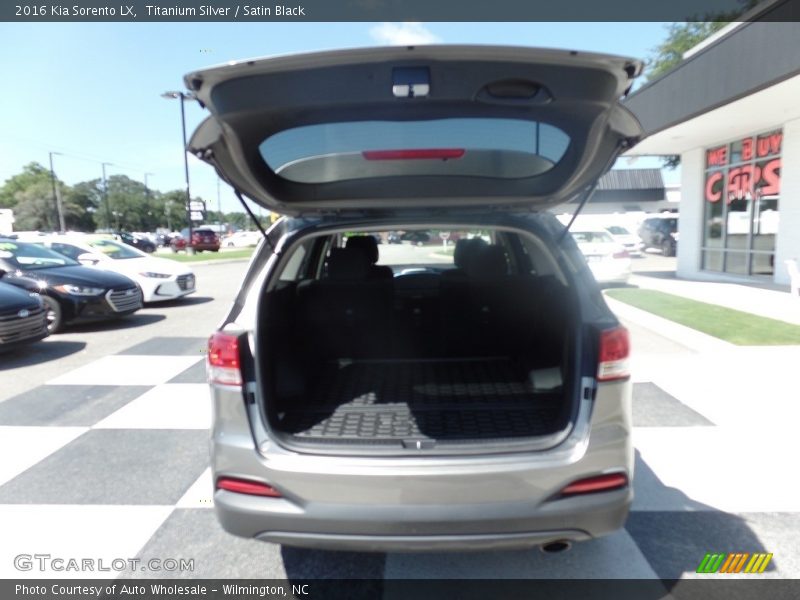 Titanium Silver / Satin Black 2016 Kia Sorento LX
