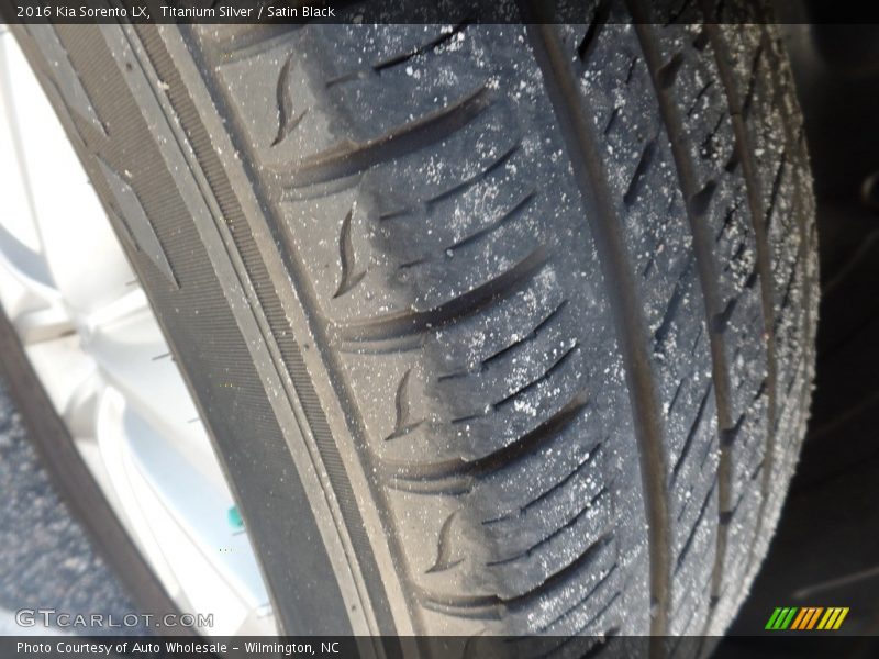 Titanium Silver / Satin Black 2016 Kia Sorento LX