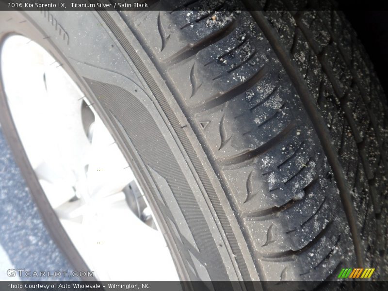Titanium Silver / Satin Black 2016 Kia Sorento LX