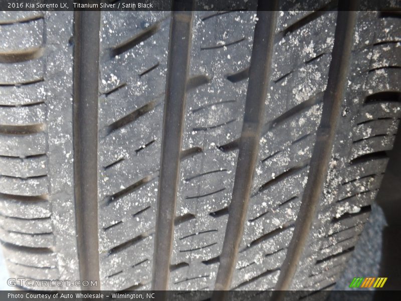 Titanium Silver / Satin Black 2016 Kia Sorento LX