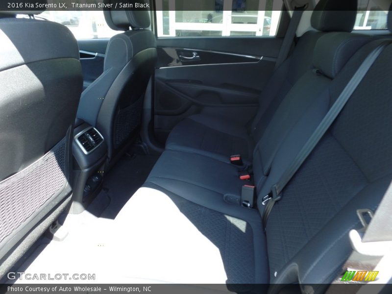Titanium Silver / Satin Black 2016 Kia Sorento LX