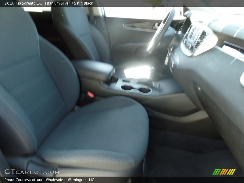 Titanium Silver / Satin Black 2016 Kia Sorento LX