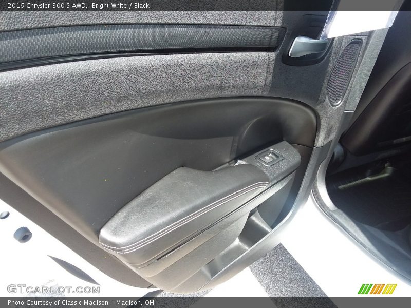 Bright White / Black 2016 Chrysler 300 S AWD