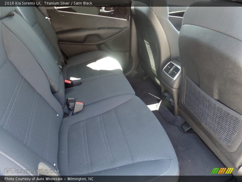 Titanium Silver / Satin Black 2016 Kia Sorento LX