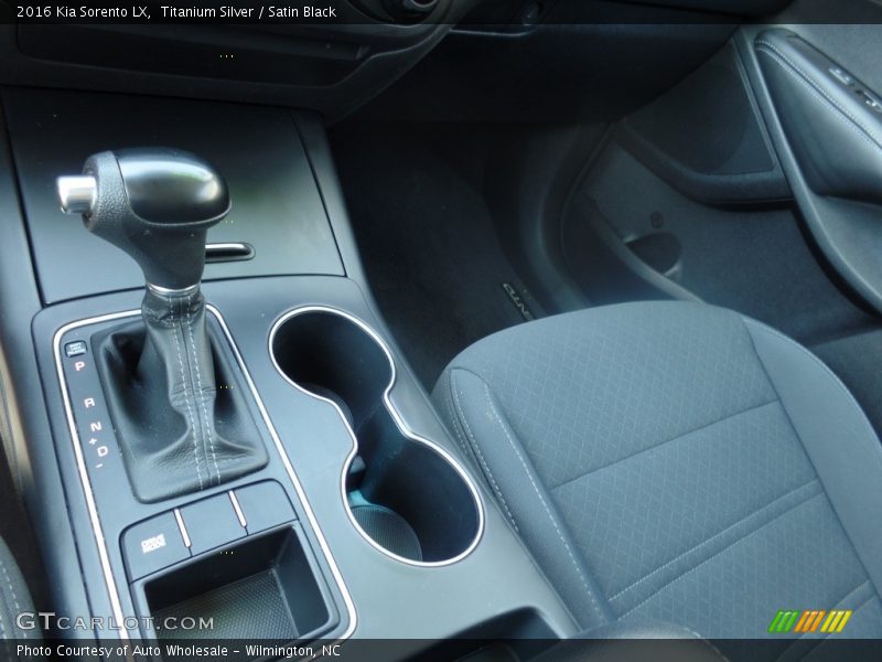 Titanium Silver / Satin Black 2016 Kia Sorento LX