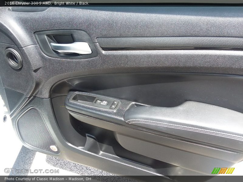 Bright White / Black 2016 Chrysler 300 S AWD