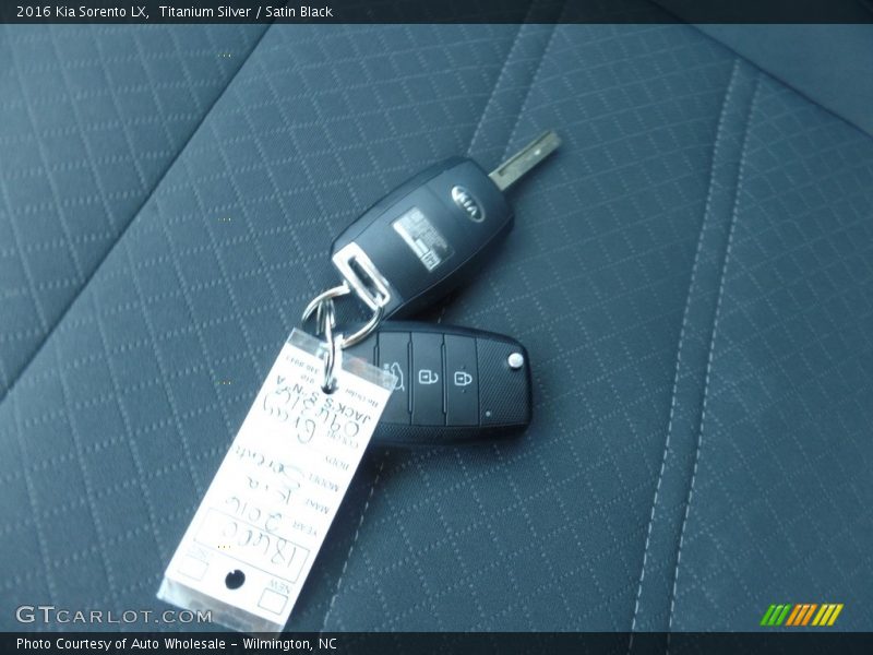 Titanium Silver / Satin Black 2016 Kia Sorento LX