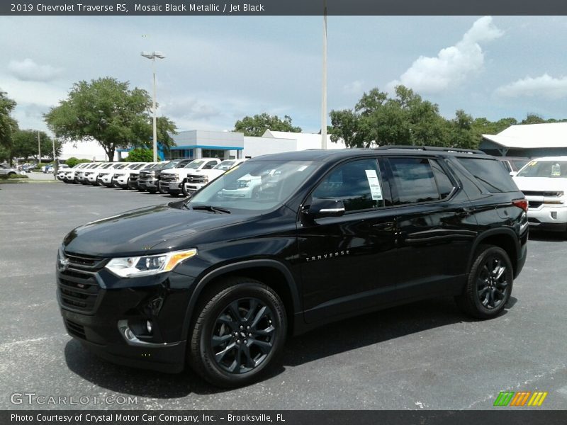 Front 3/4 View of 2019 Traverse RS