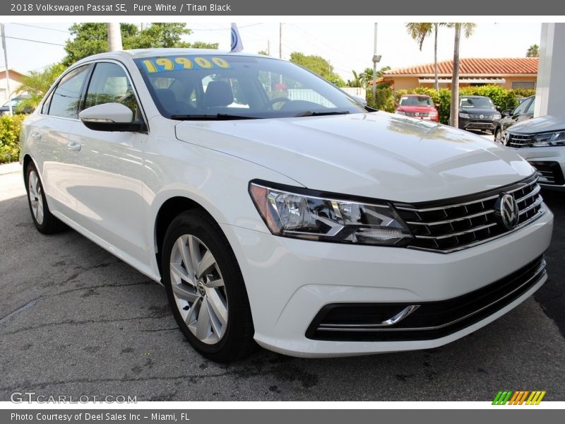 Pure White / Titan Black 2018 Volkswagen Passat SE