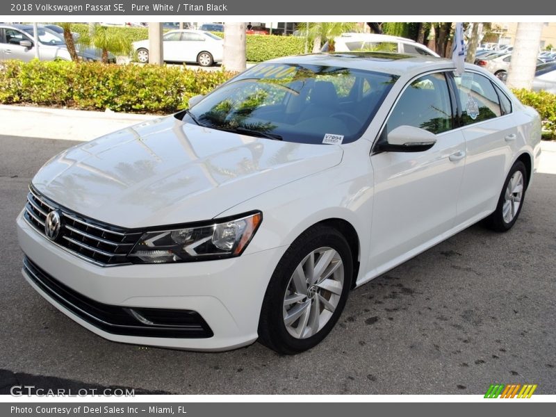 Pure White / Titan Black 2018 Volkswagen Passat SE