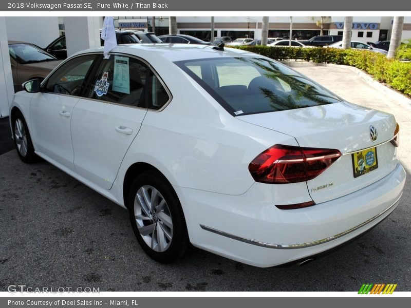 Pure White / Titan Black 2018 Volkswagen Passat SE