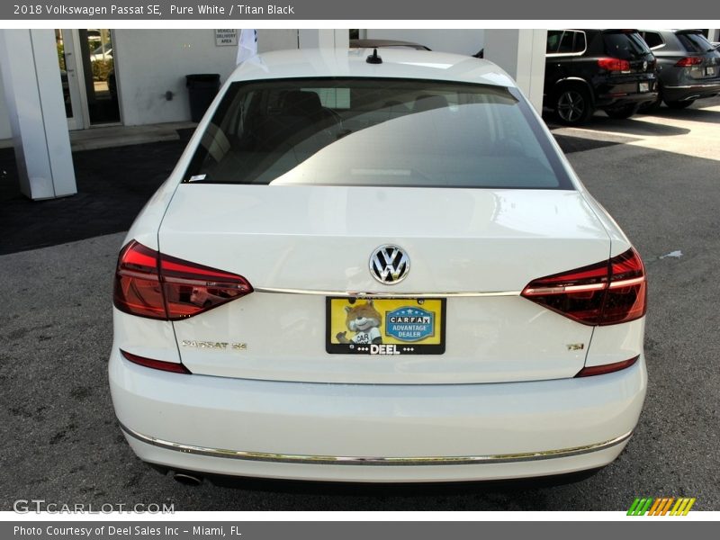 Pure White / Titan Black 2018 Volkswagen Passat SE