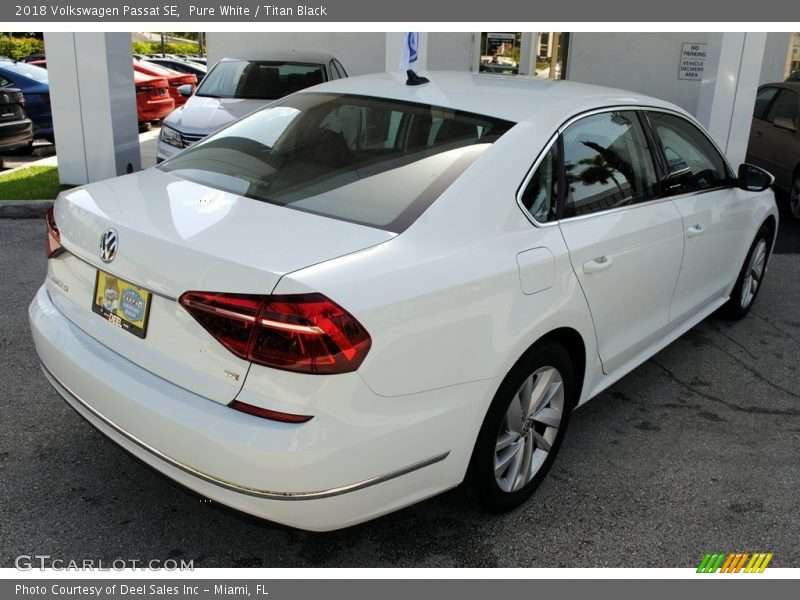 Pure White / Titan Black 2018 Volkswagen Passat SE