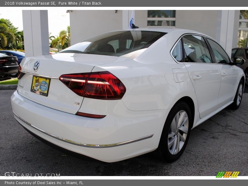 Pure White / Titan Black 2018 Volkswagen Passat SE