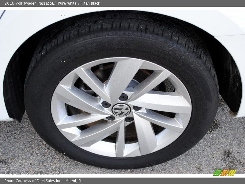 Pure White / Titan Black 2018 Volkswagen Passat SE