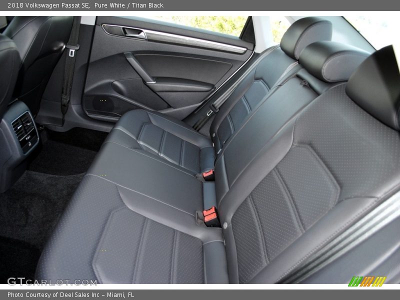 Pure White / Titan Black 2018 Volkswagen Passat SE