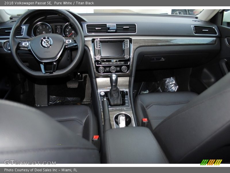 Pure White / Titan Black 2018 Volkswagen Passat SE