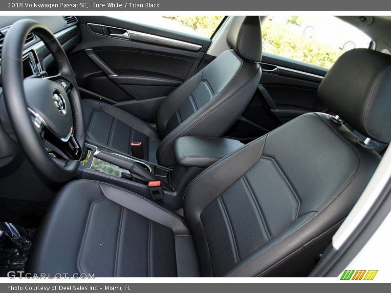 Pure White / Titan Black 2018 Volkswagen Passat SE