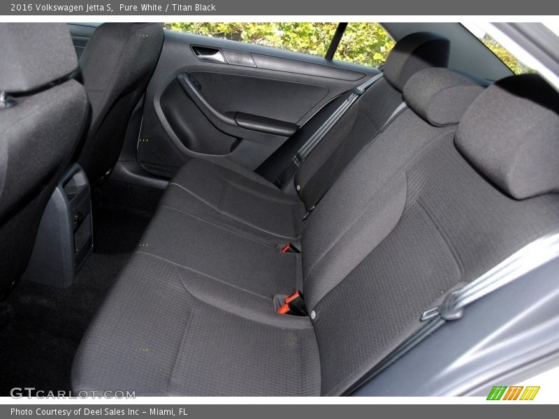 Pure White / Titan Black 2016 Volkswagen Jetta S