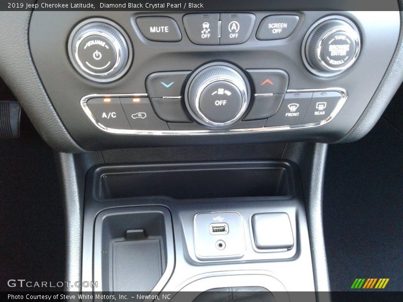 Diamond Black Crystal Pearl / Black 2019 Jeep Cherokee Latitude