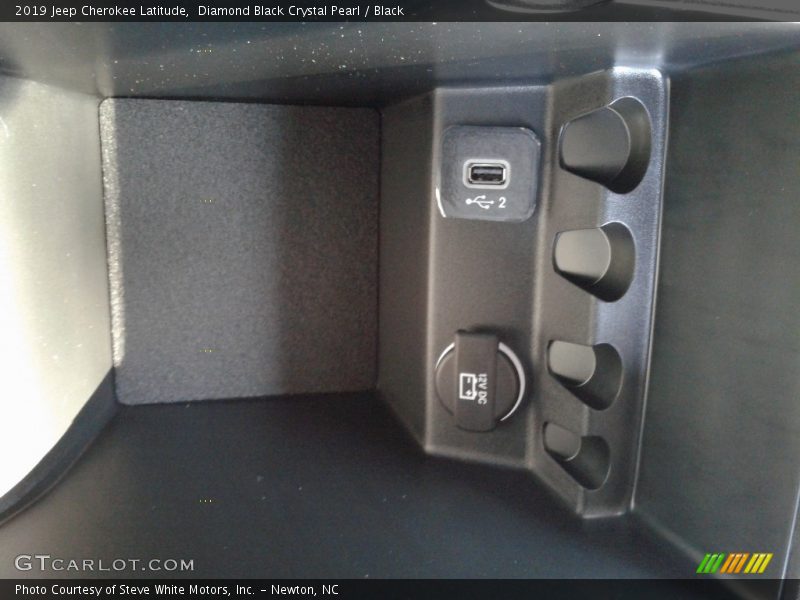 Diamond Black Crystal Pearl / Black 2019 Jeep Cherokee Latitude