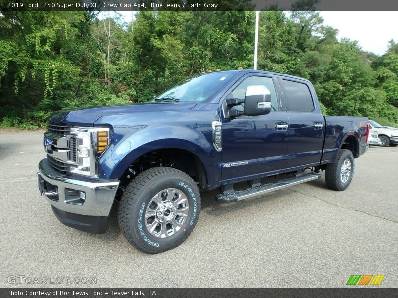 Front 3/4 View of 2019 F250 Super Duty XLT Crew Cab 4x4
